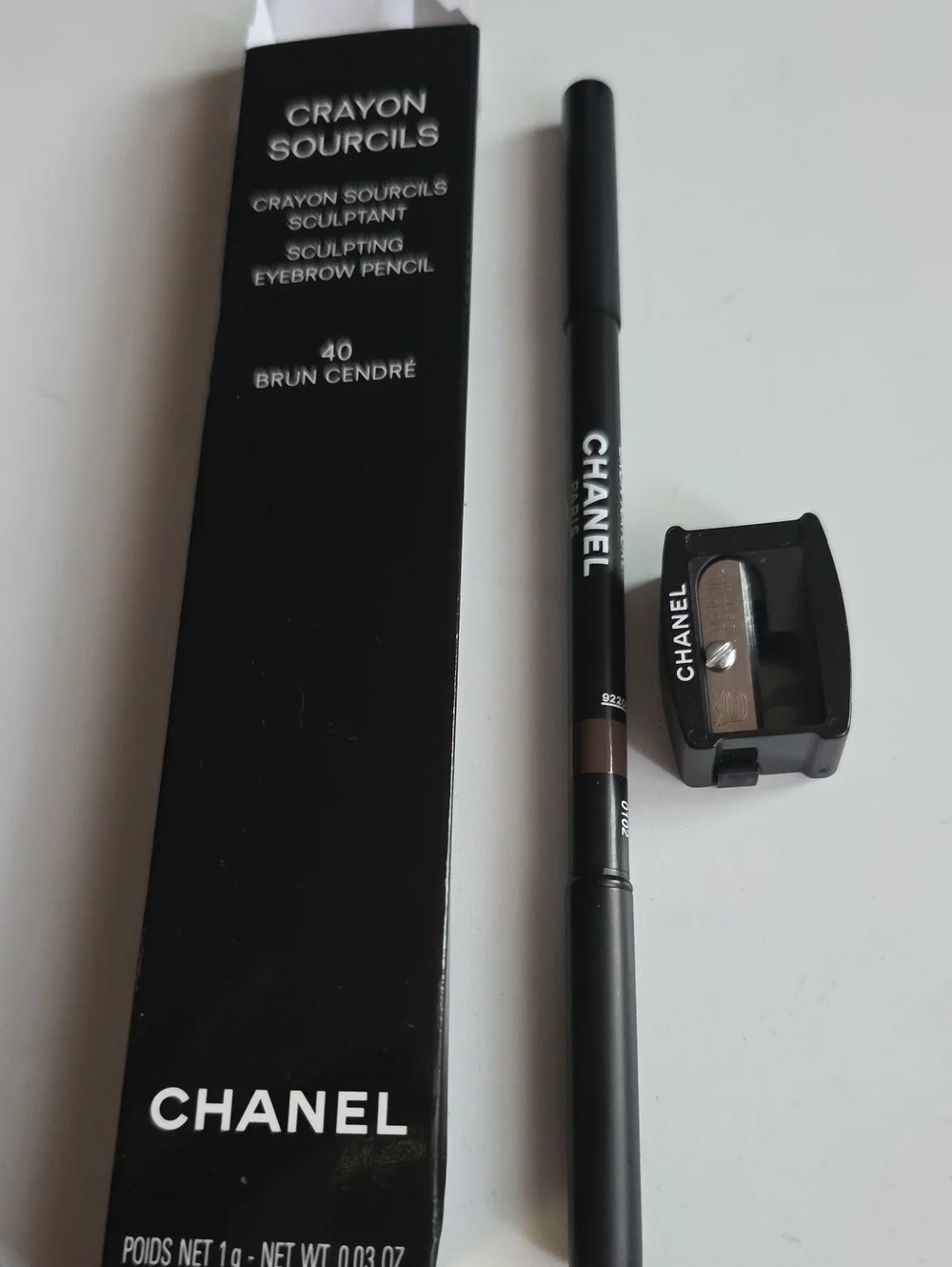 CHANEL Sculpting Eyebrow Pencil 40 Brun Cendré — Black and Brown